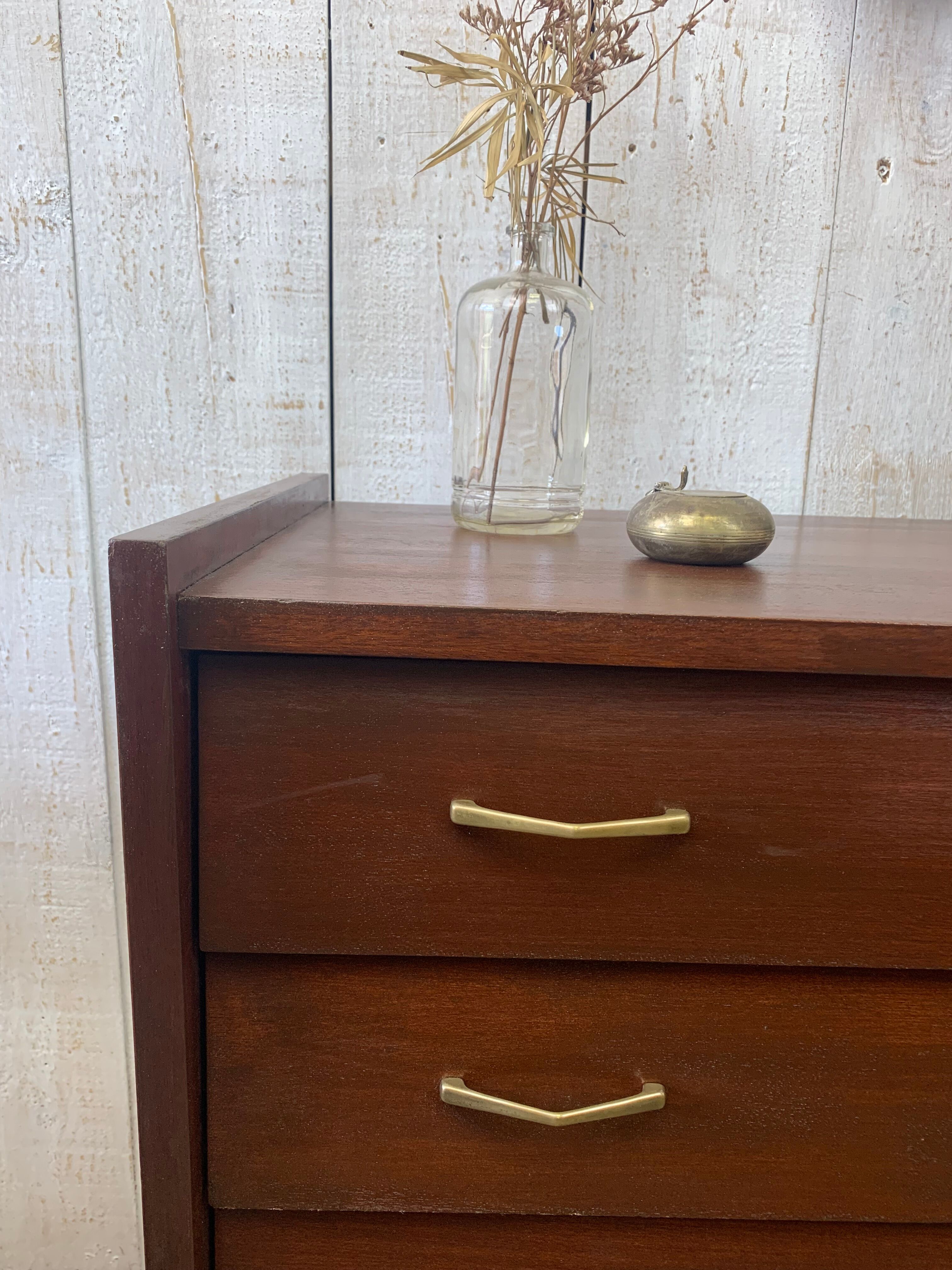 Chest of drawers with tapered feet