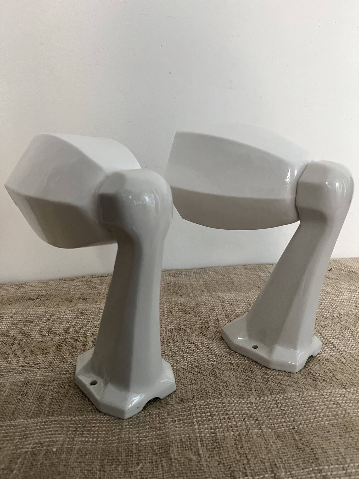 Pair of Art Deco wall sconces in ceramic and opaline.