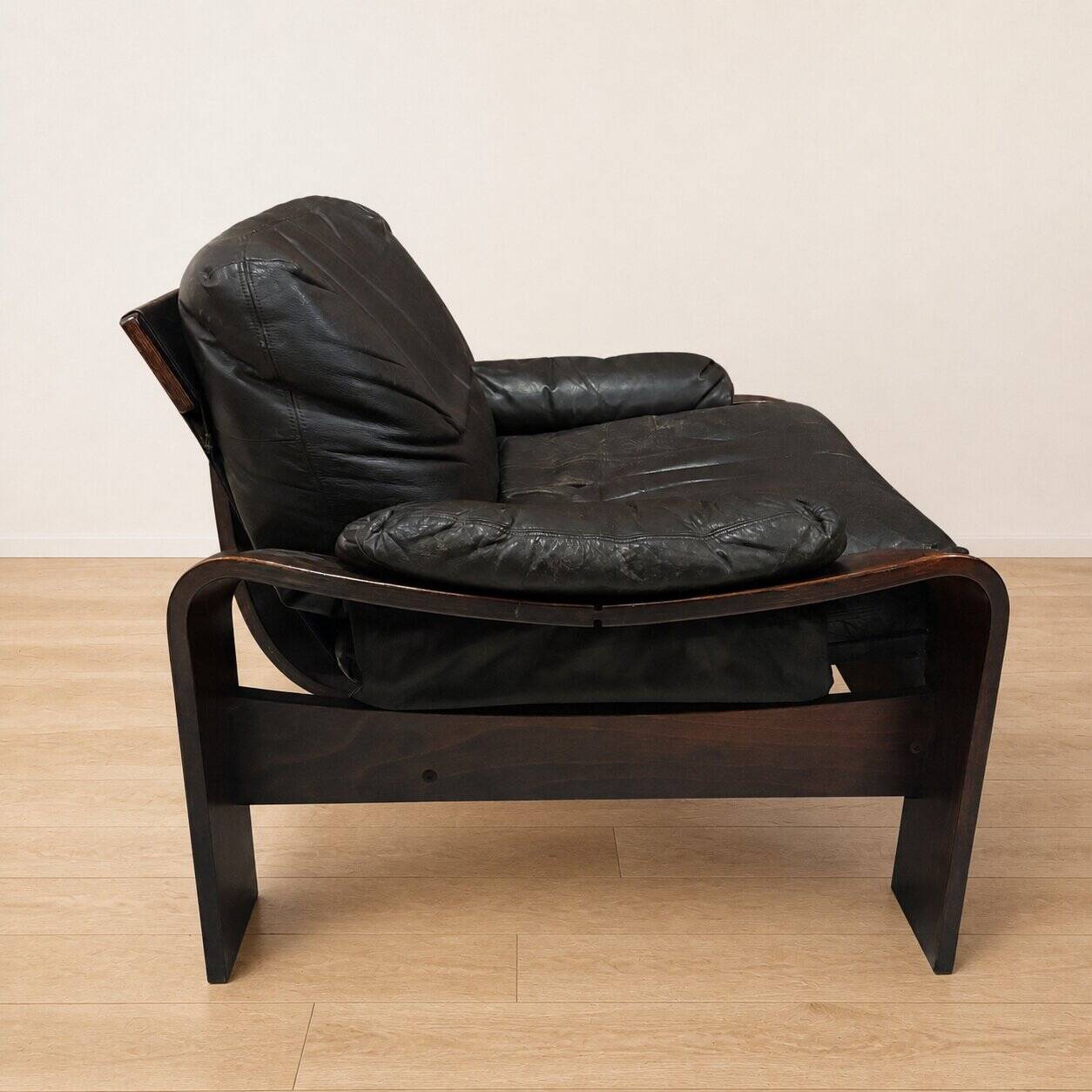 Paire de fauteuils scandinaves en cuir et palissandre