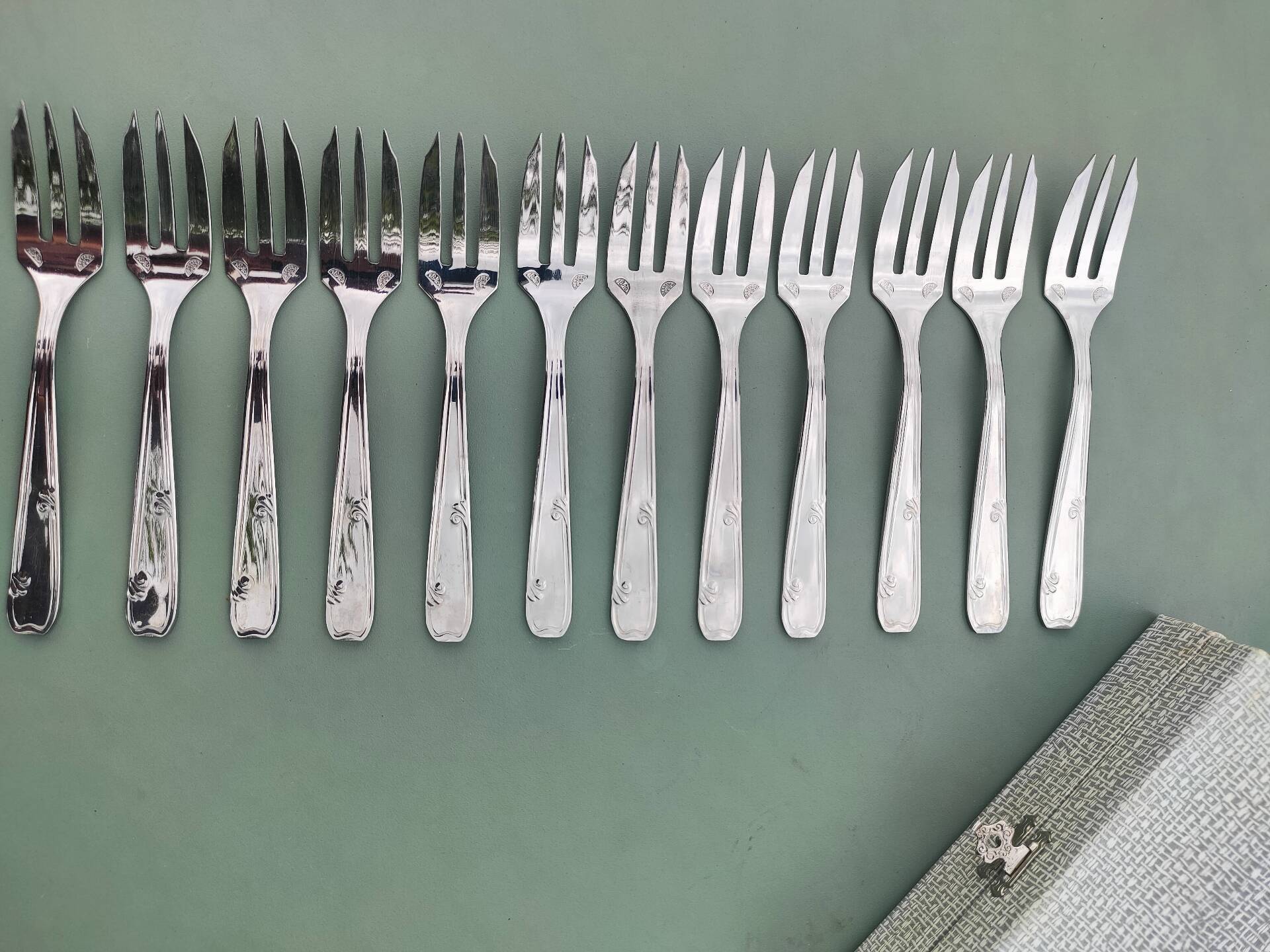 Dessert forks