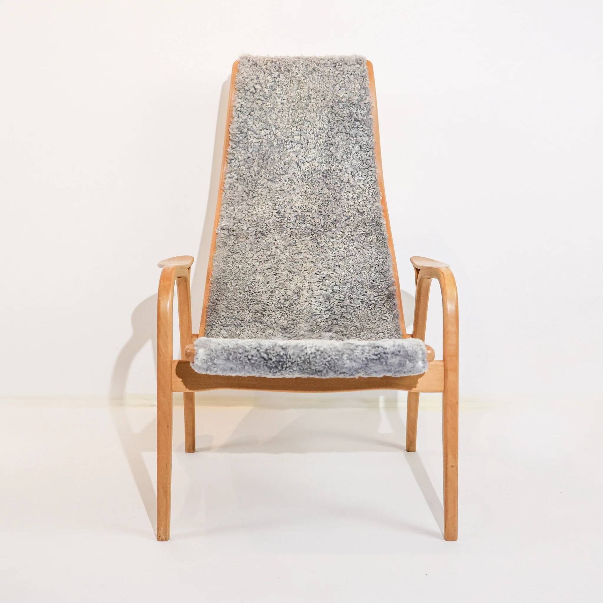 Fauteuil vintage Swedese Lamino et repose-pieds en peau de mouton grise