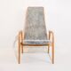 Fauteuil vintage Swedese Lamino et repose-pieds en peau de mouton grise