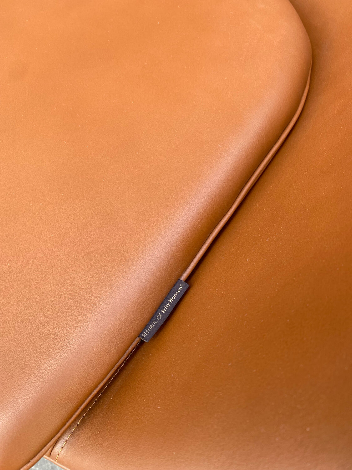 Swan armchair Arne Jacobsen edition Fritz Hansen brown leather