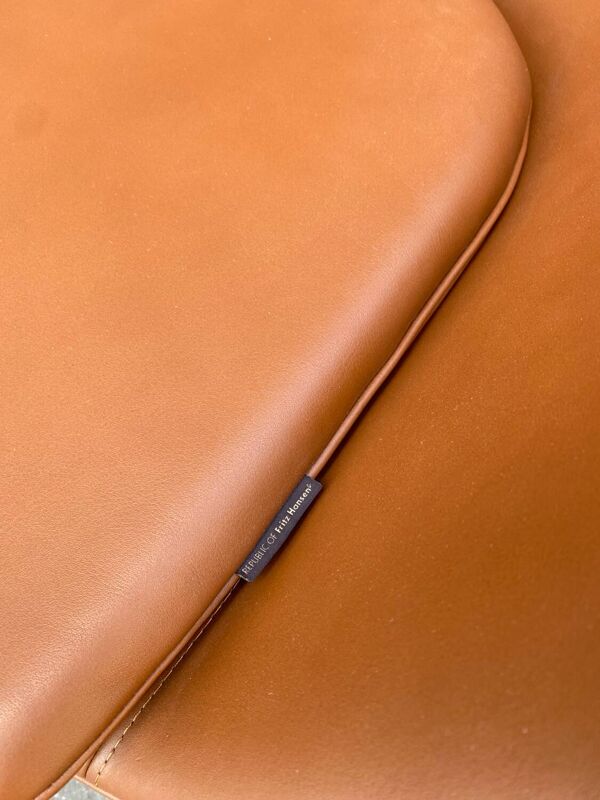 Fauteuil Swan Arne Jacobsen édition Fritz Hansen cuir brun