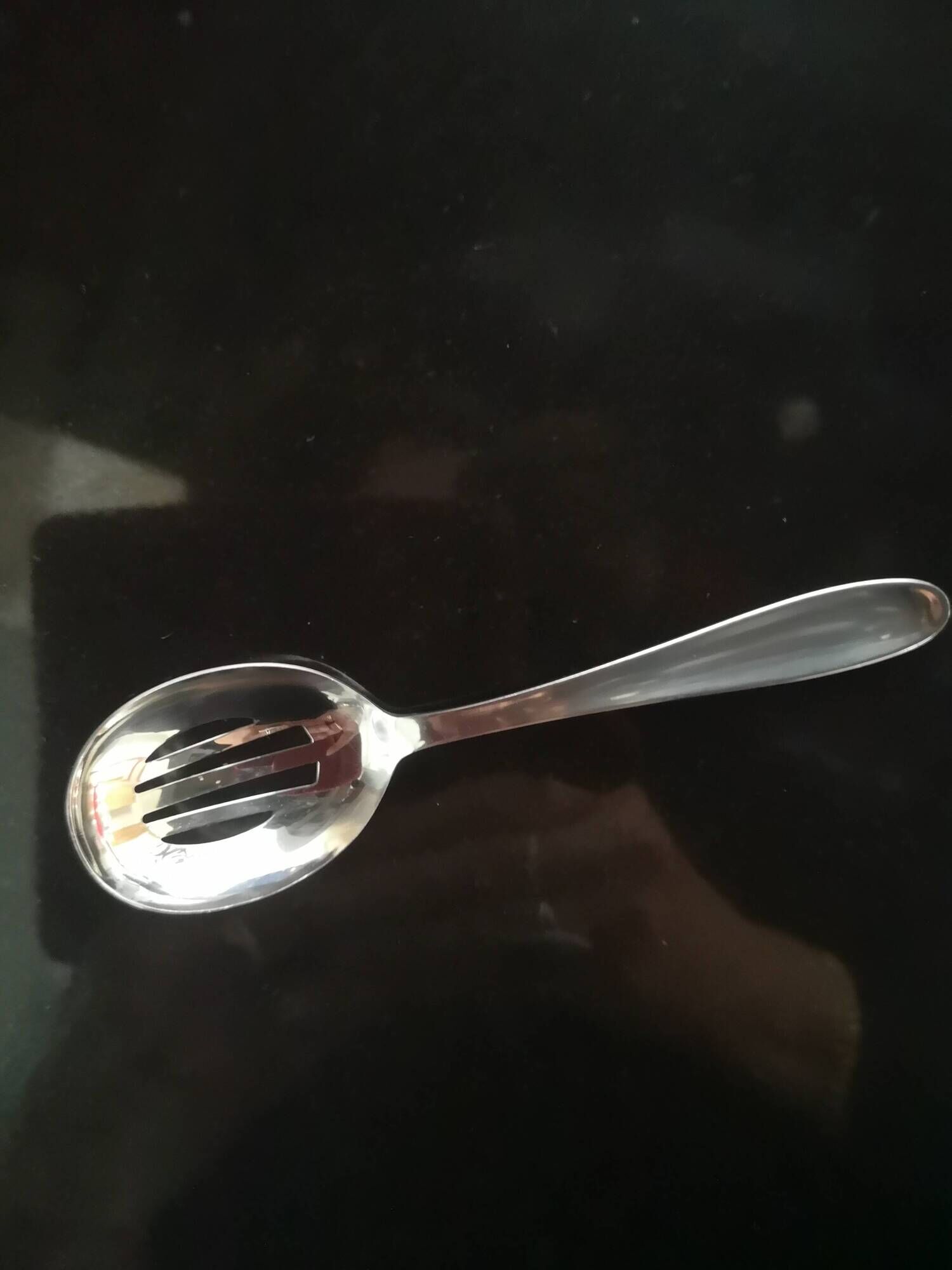 Ice bucket and its spoon