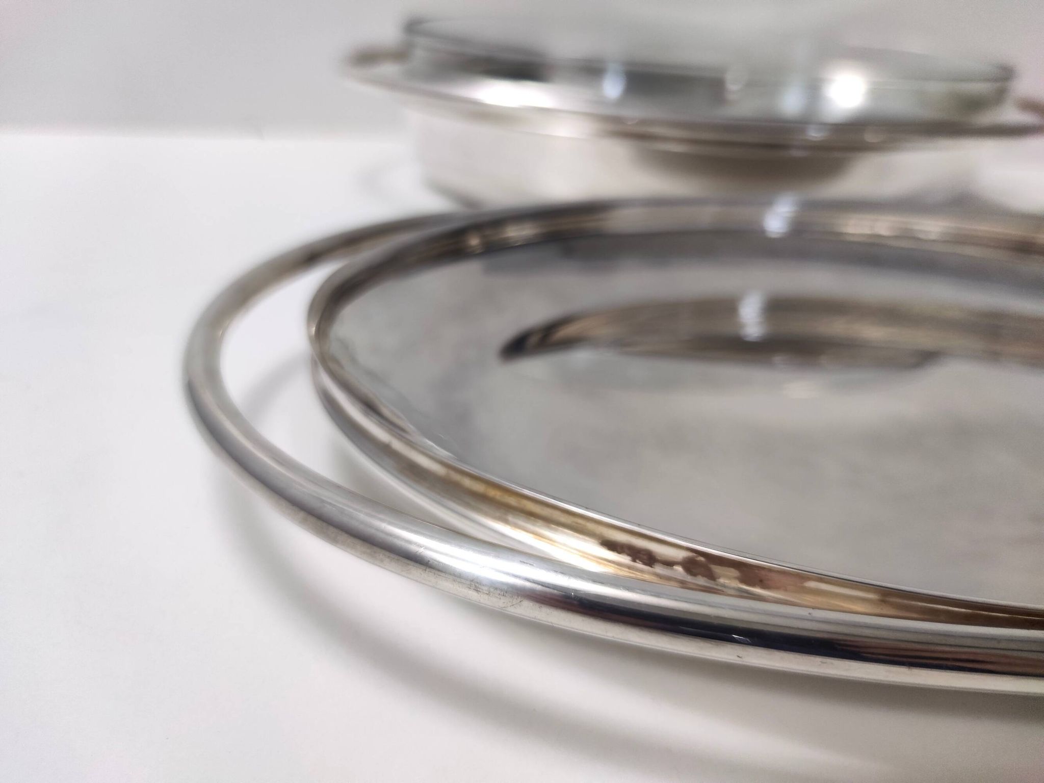 Plat à chevreuil en métal argenté avec cocotte en verre Pyrex de Sabattini, Italie