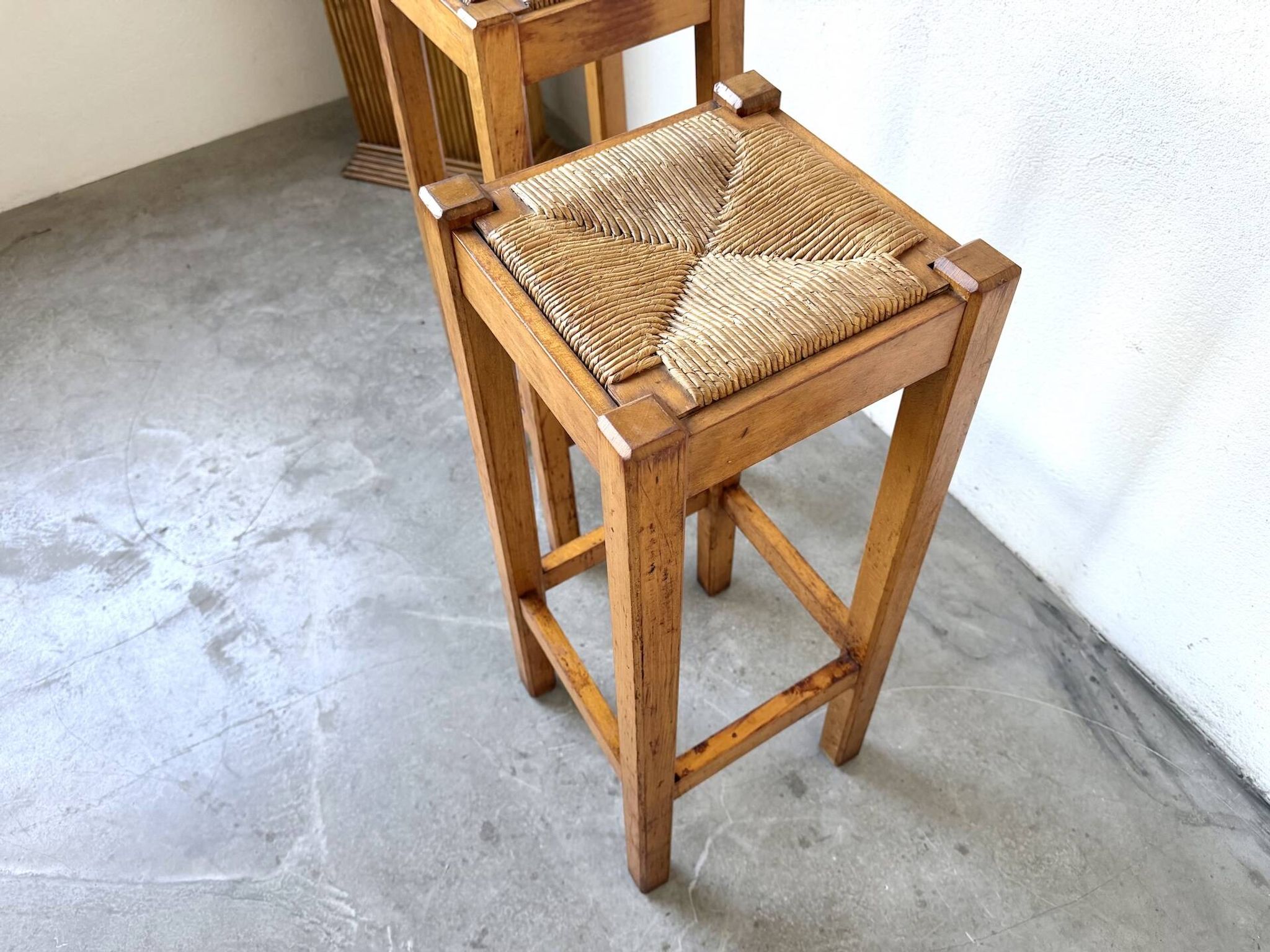 Pair of high stools in solid wood and woven straw Brutalist Style