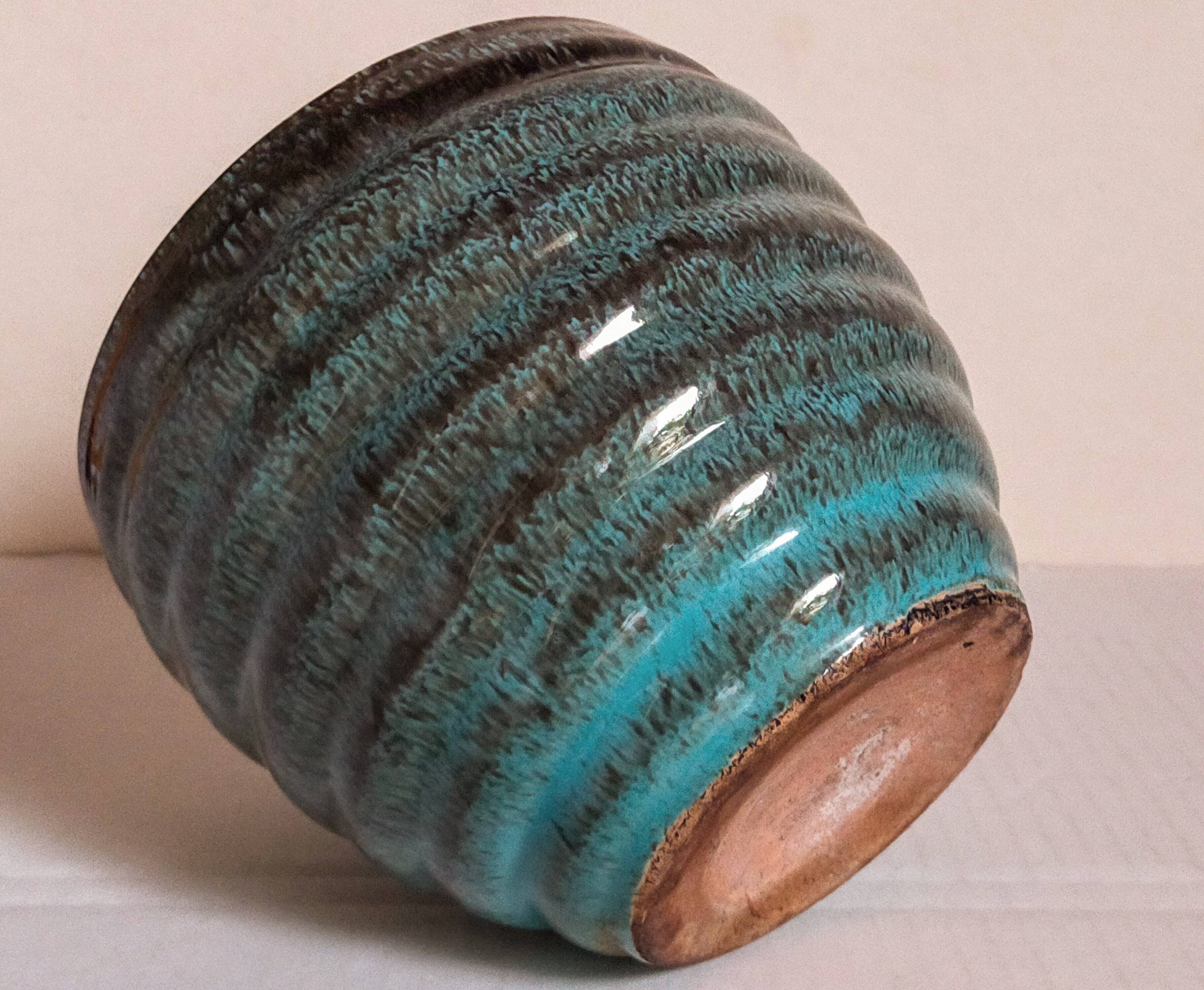 Cache-pot en céramique à godrons émail moucheté années 40