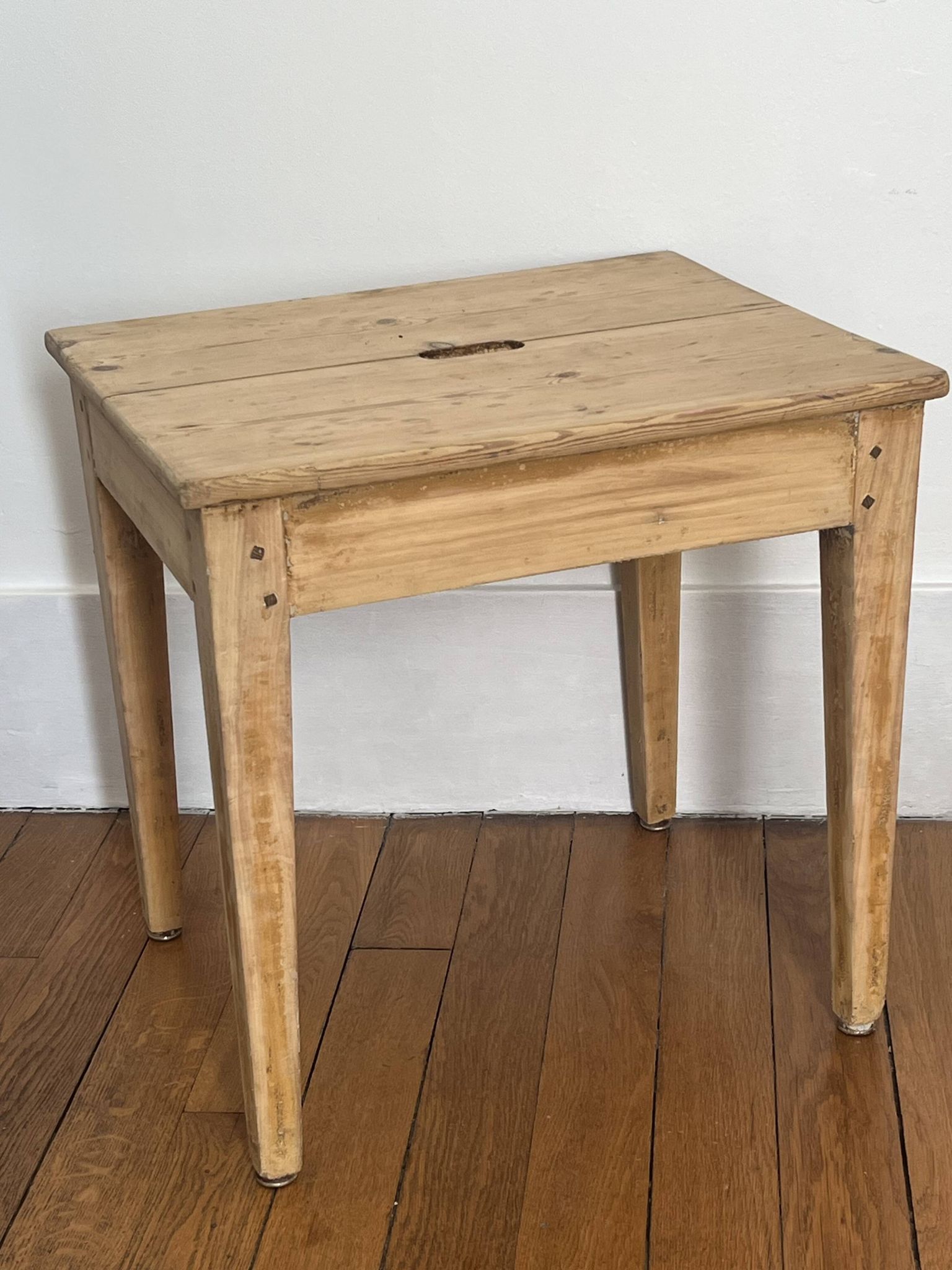 Petite table basse en bois massif