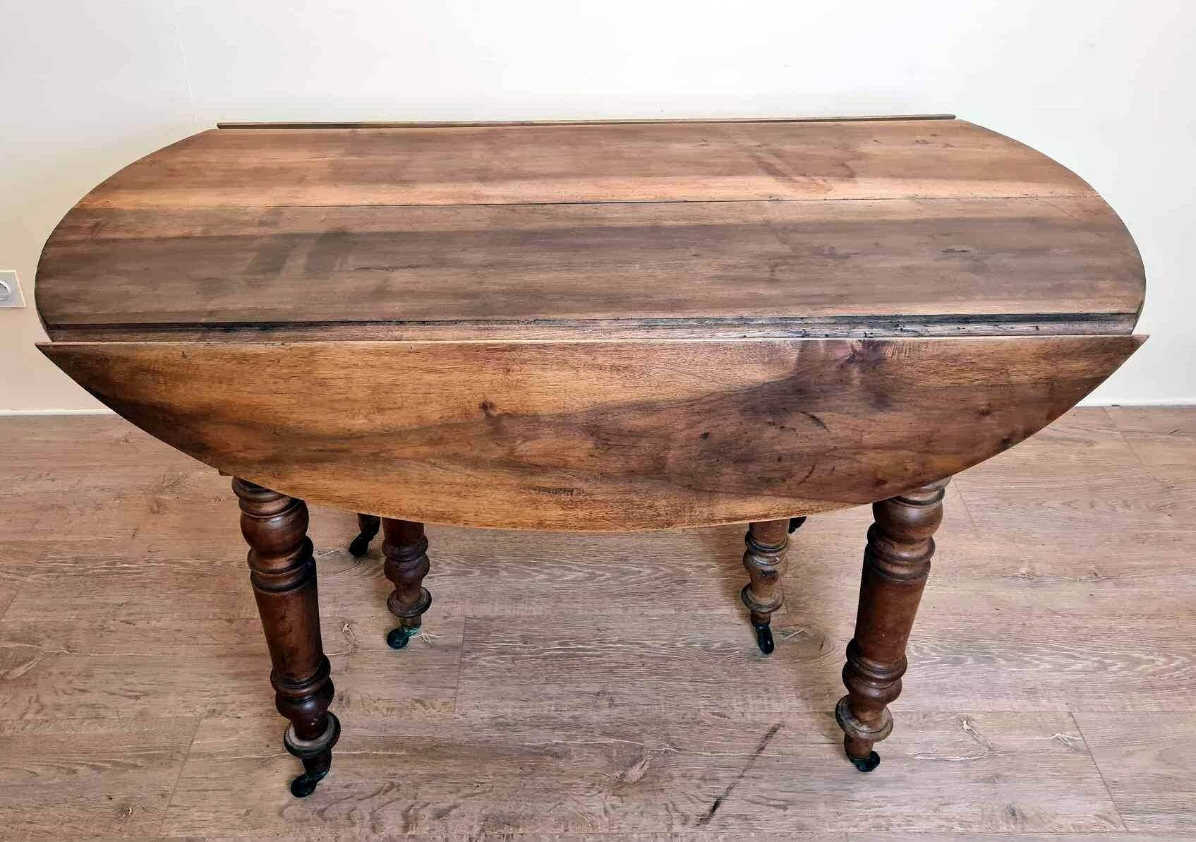 Louis Philippe period 6-legged extending table in solid walnut