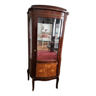Vitrine de style Louis XV en verre bombé et marqueterie