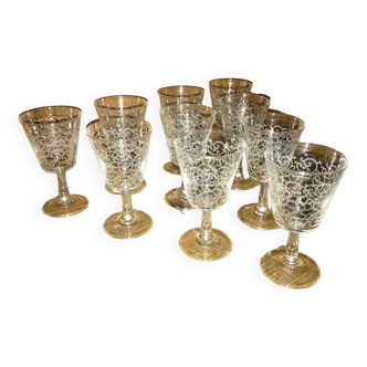 10 ancien verres à pied motif arabesques blanches