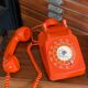 Téléphone à cadran vintage orange