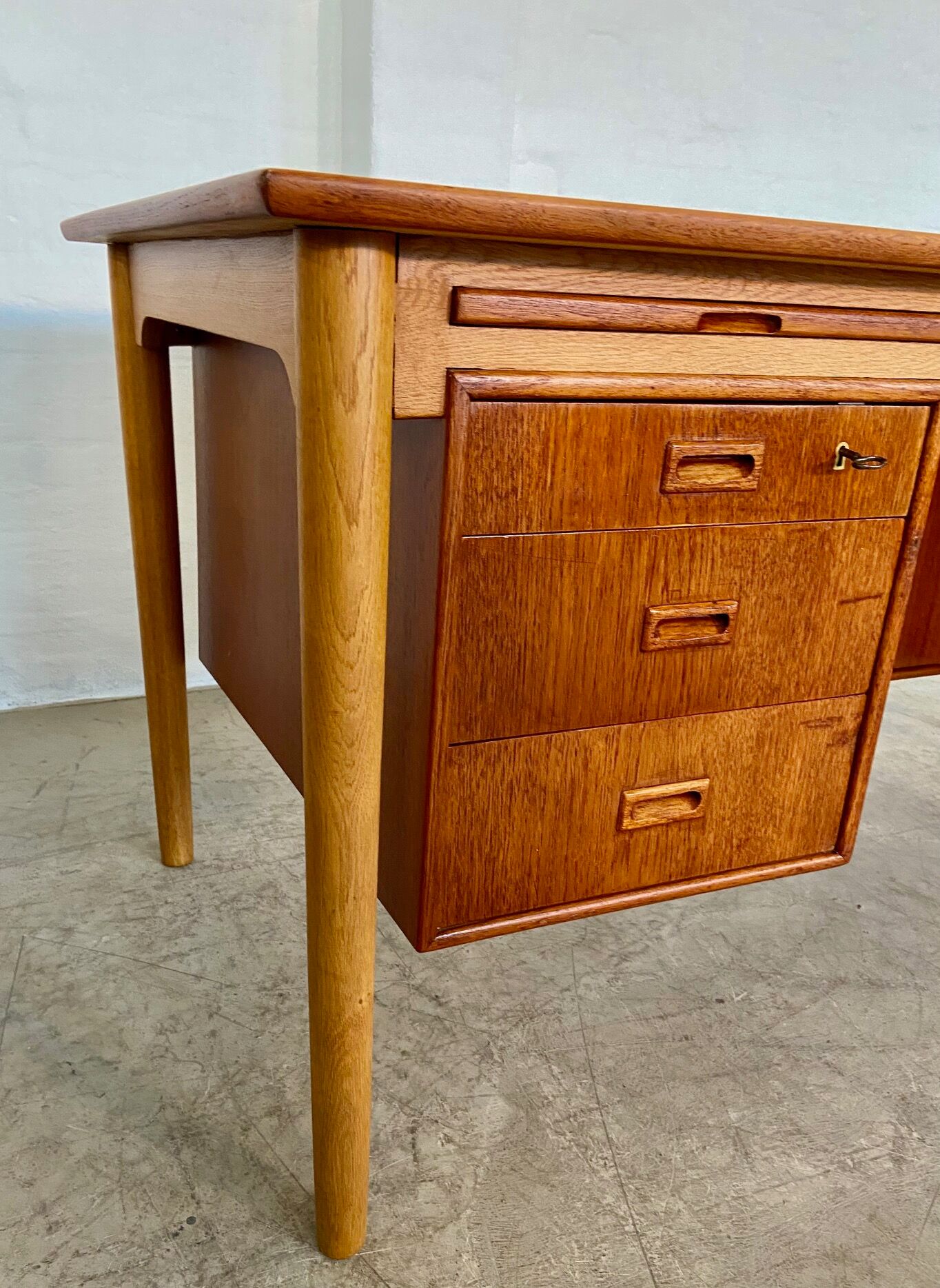 Vintage Danish desk in teak and oak by Børge Mogensen for Søborg Møbelfabrik, 1960s.