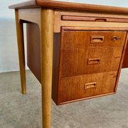 Vintage Danish desk in teak and oak by Børge Mogensen for Søborg Møbelfabrik, 1960s.