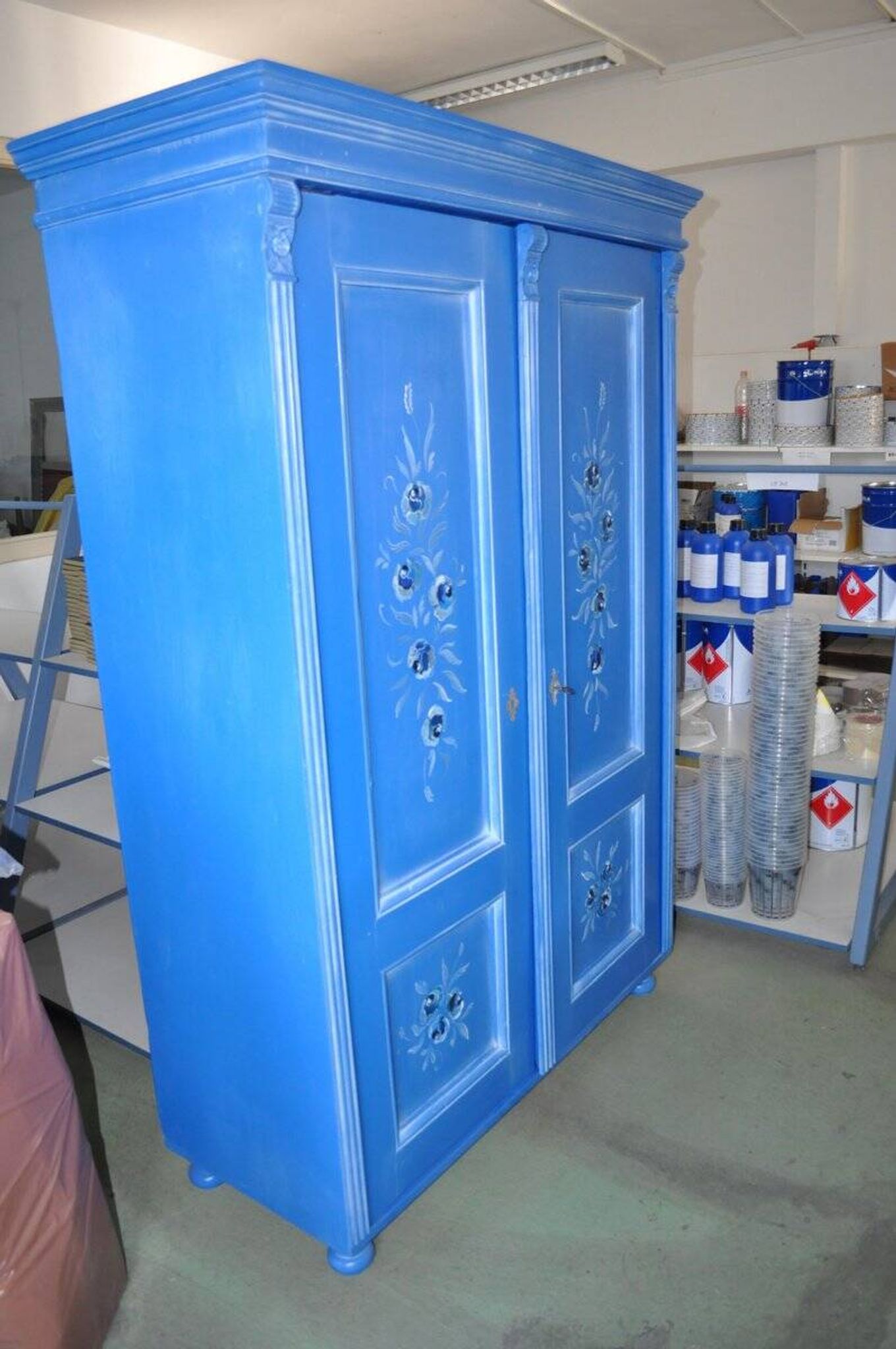 Armoire double en bois peint bleu moyen, portes à motifs floraux peints à la main