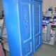 Armoire double en bois peint bleu moyen, portes à motifs floraux peints à la main