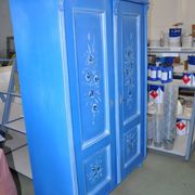 Armoire double en bois peint bleu moyen, portes à motifs floraux peints à la main