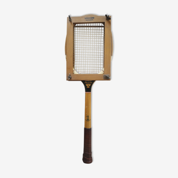 Davis cap racket with its wooden frame greenhouse