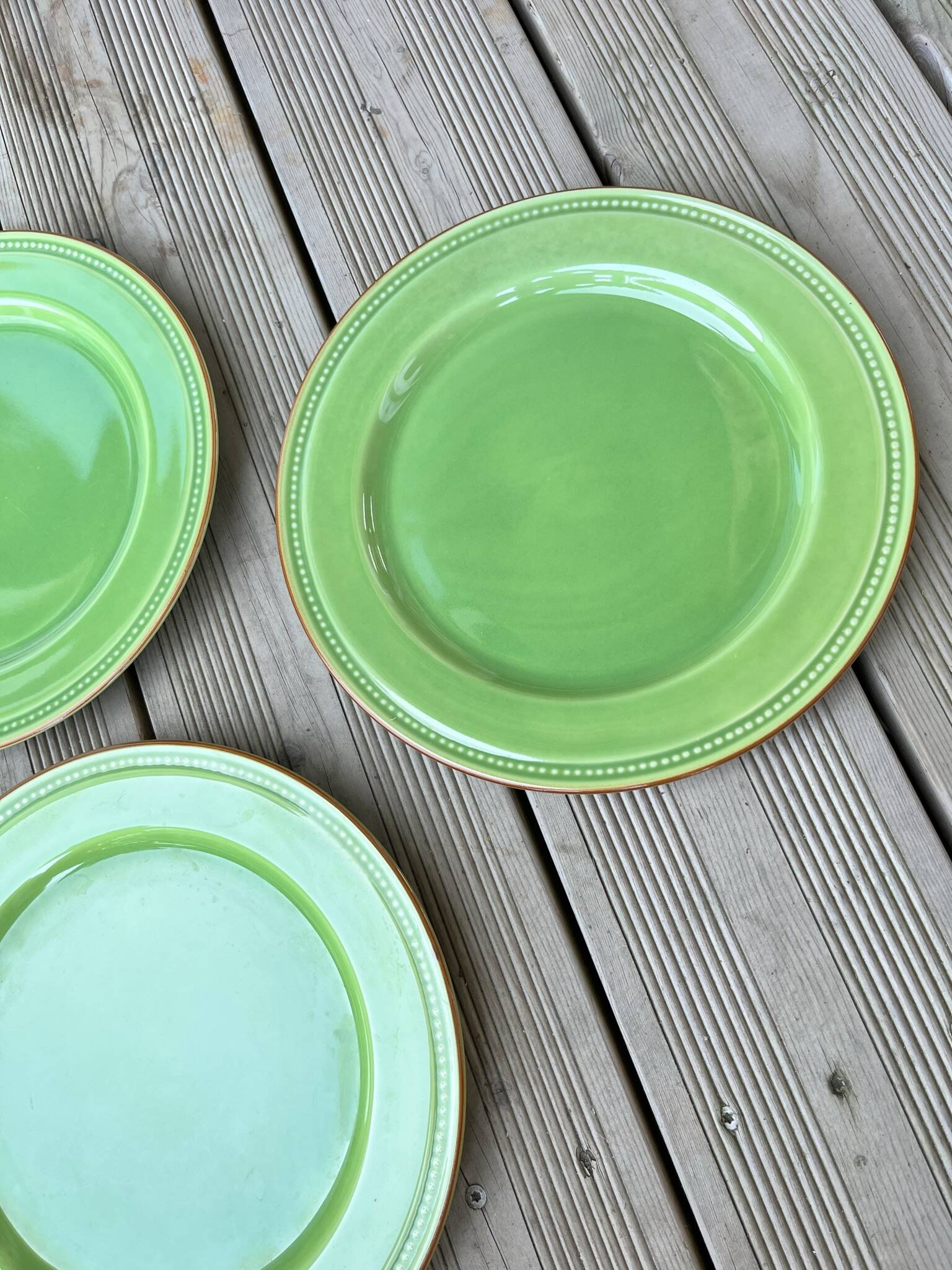 3 assiettes plates vertes