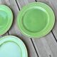 3 assiettes plates vertes