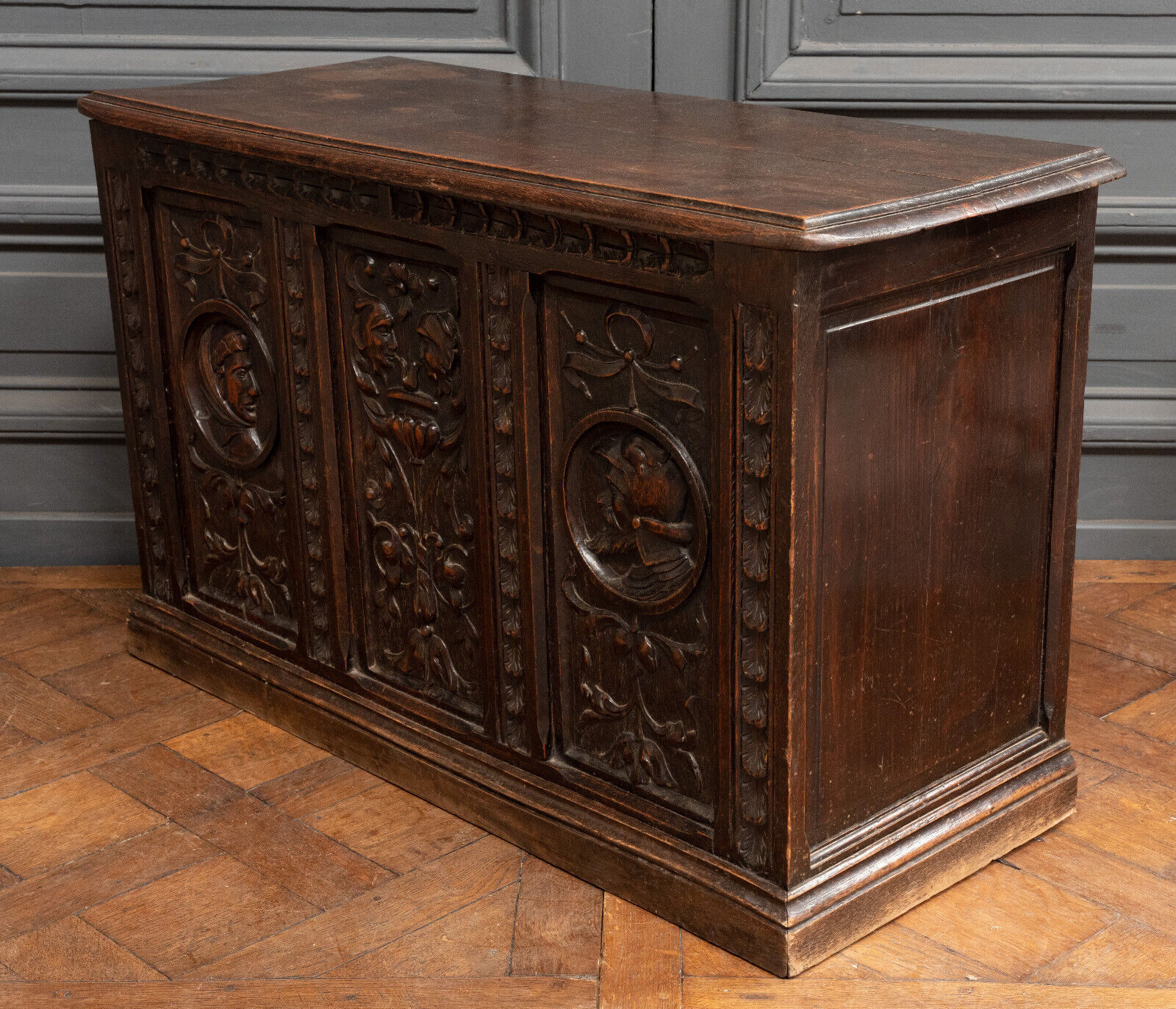 Coffre néogothique 3 panneaux décor Renaissance début XXe