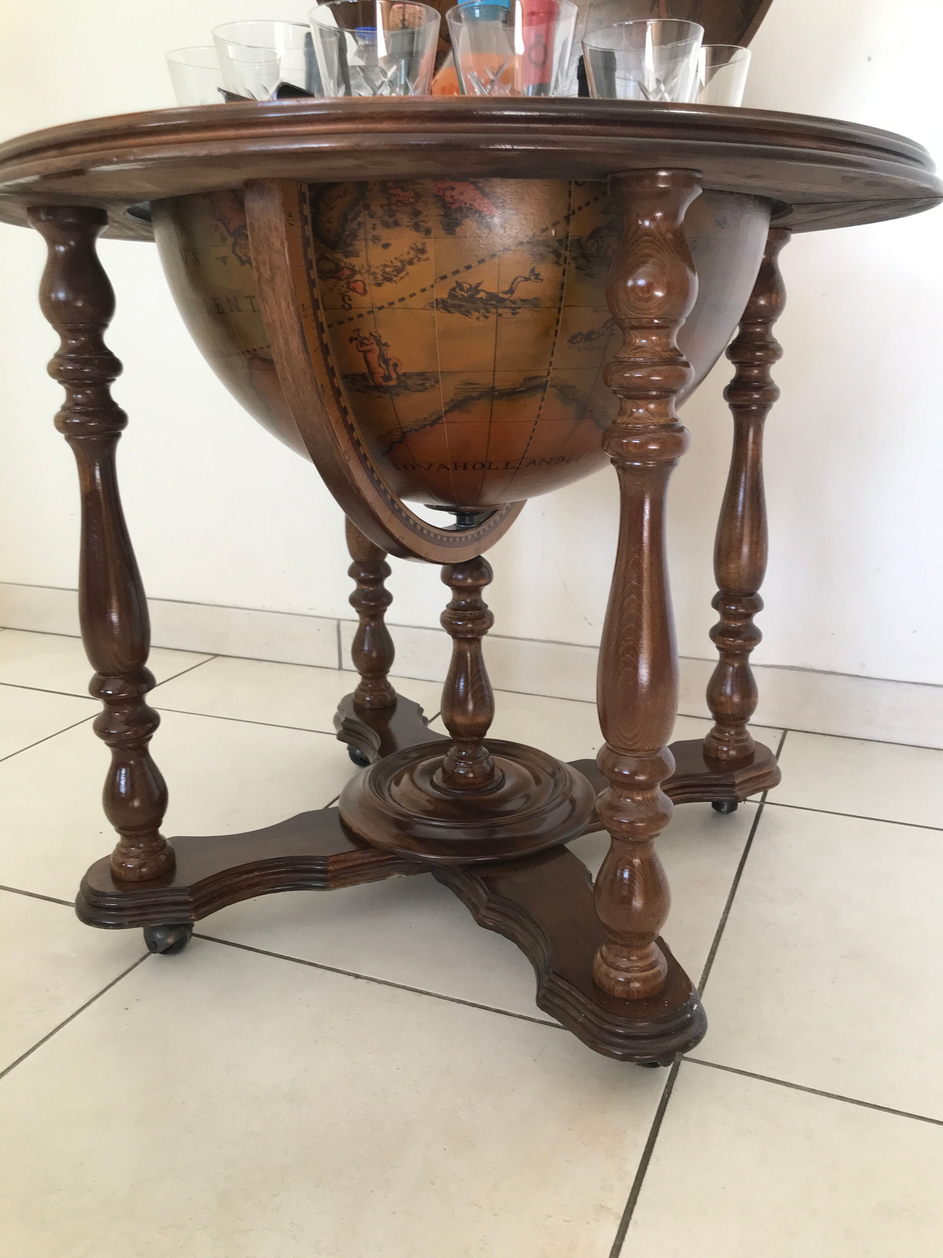 Bar en forme de globe terrestre vintage