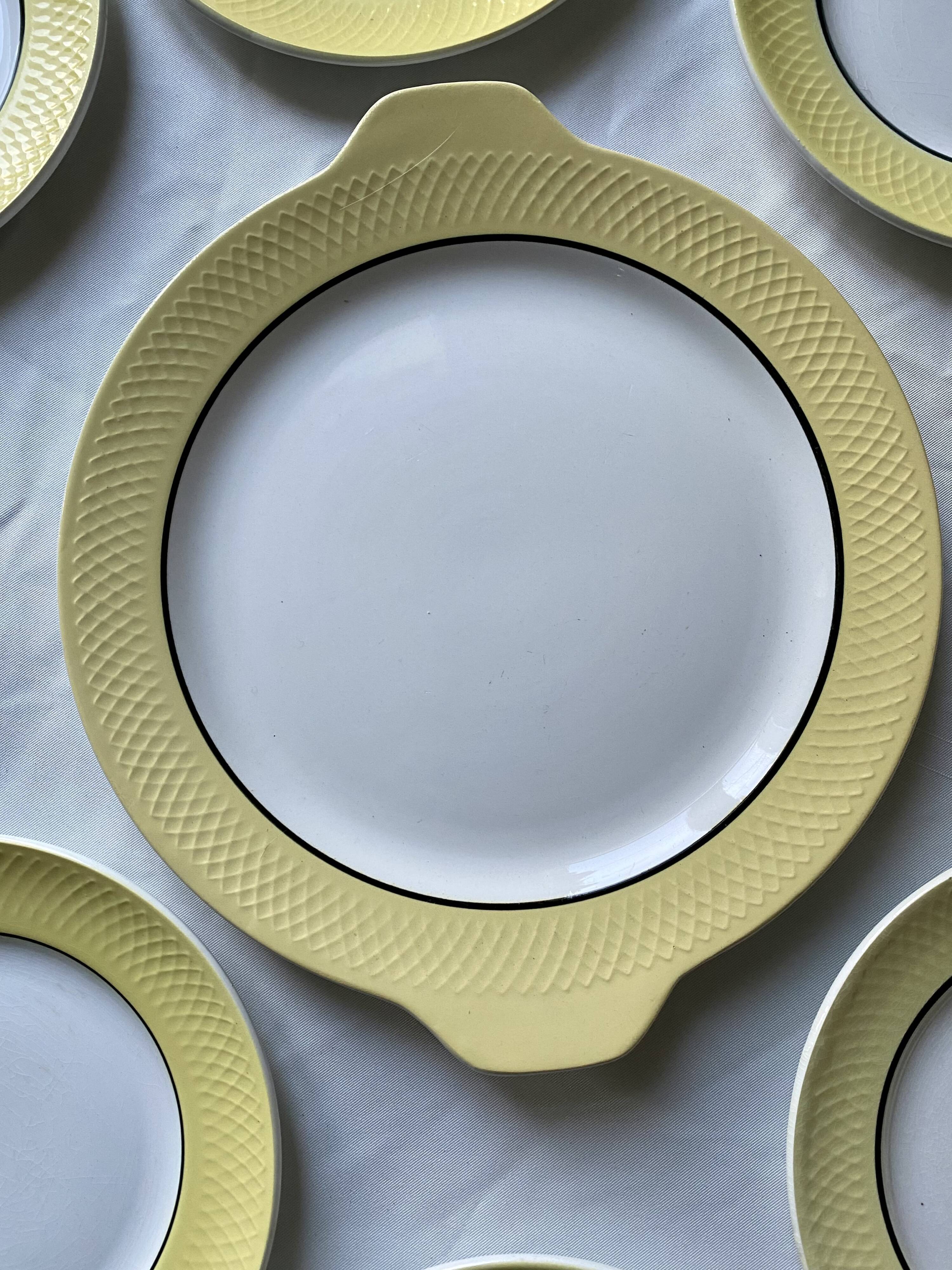 Ensemble ancien de 8 assiettes et un plat