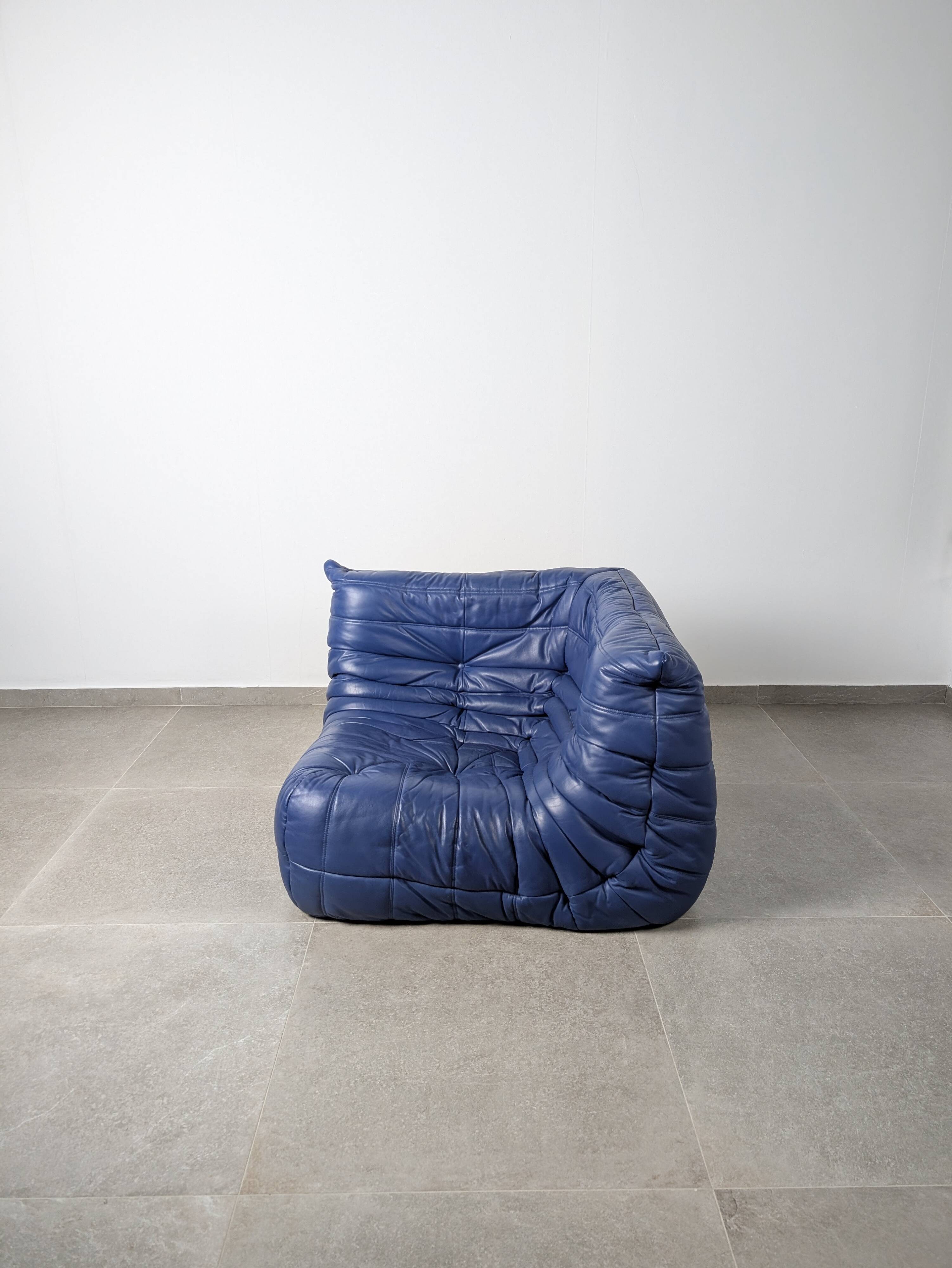 Canapé d'angle Michel Ducaroy Ligne Roset en cuir bleu Togo, France, années 1980