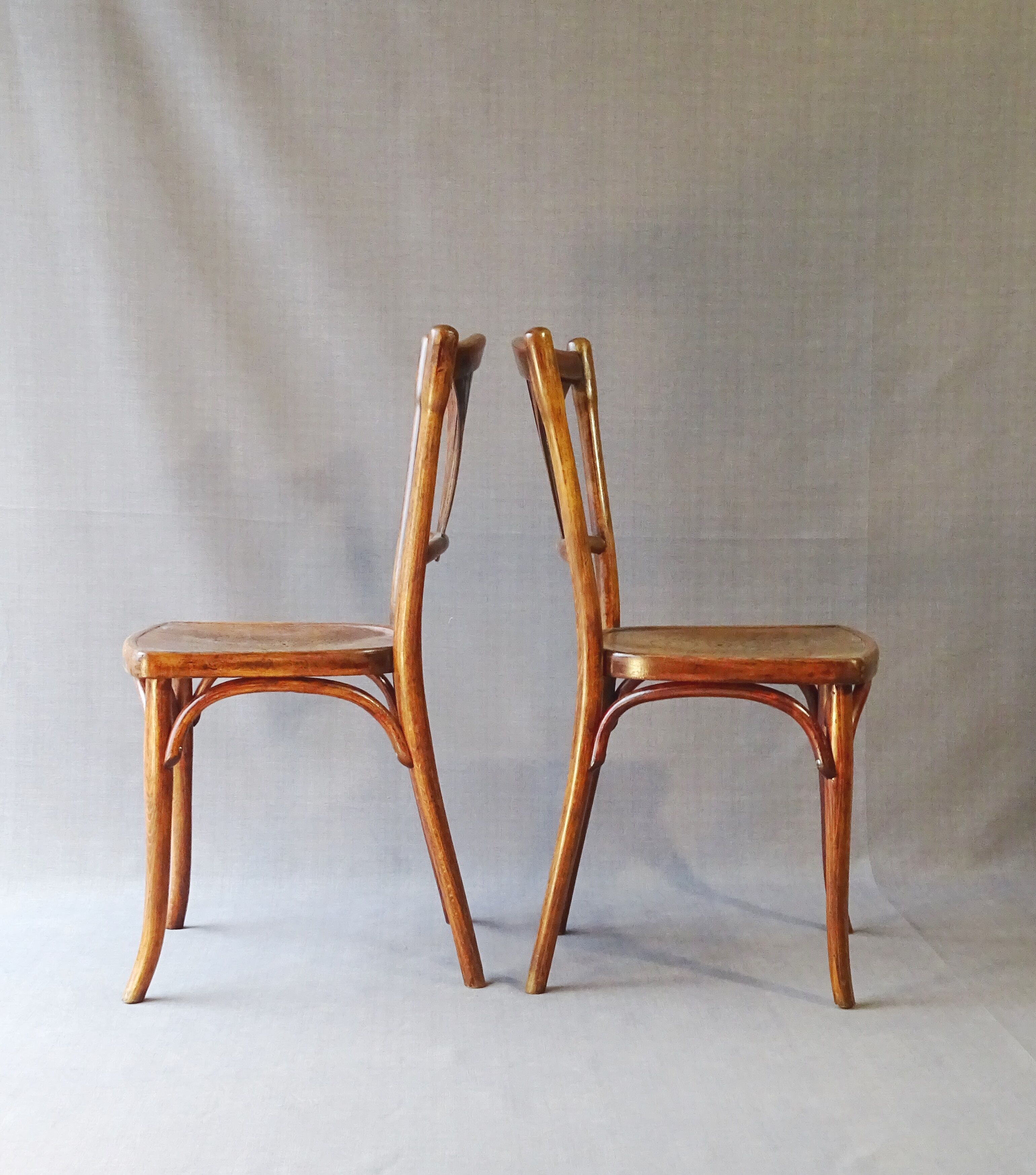 Two chairs Thonet n ° 197/114 of 1910 seat wood bistro