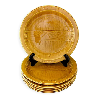 Suite of six table plates, round and flat, earthenware decorated imitating a barrel.