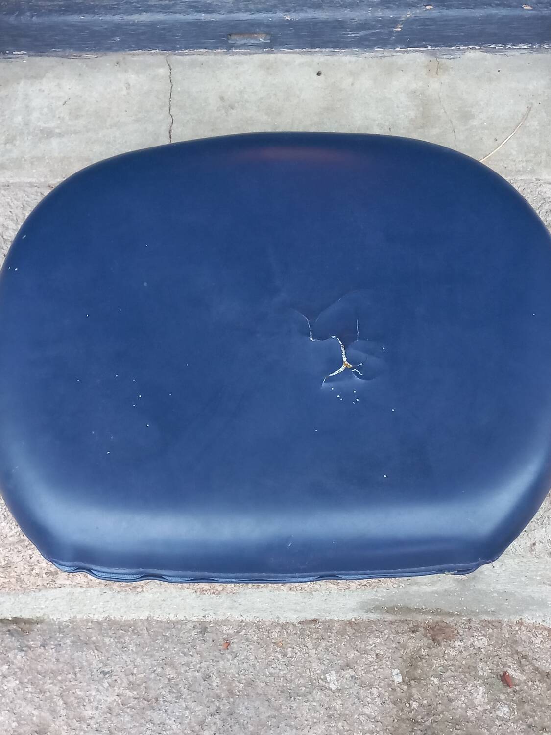 Chaise des années 70 Henry Colomer tubes chromés et skaï bleu marine