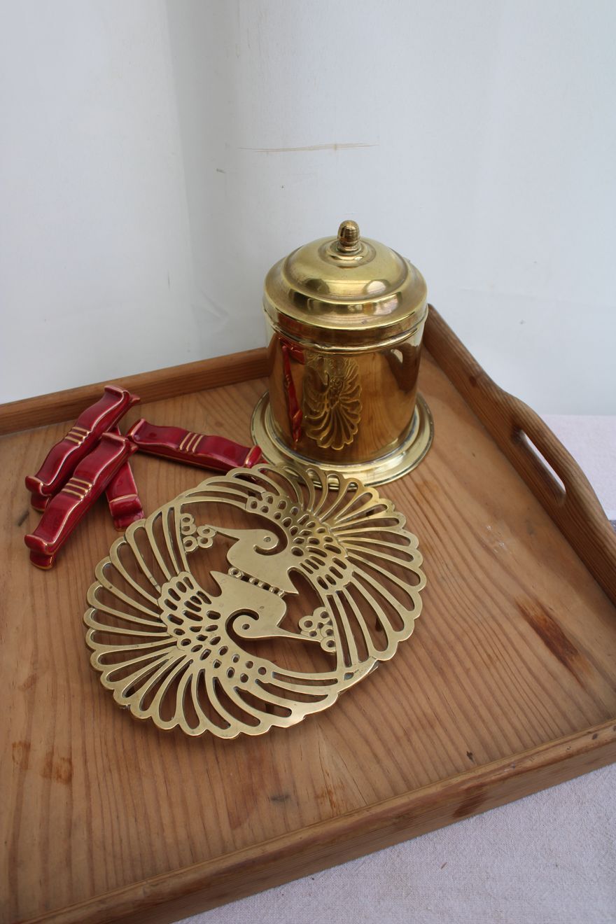 Golden table mat