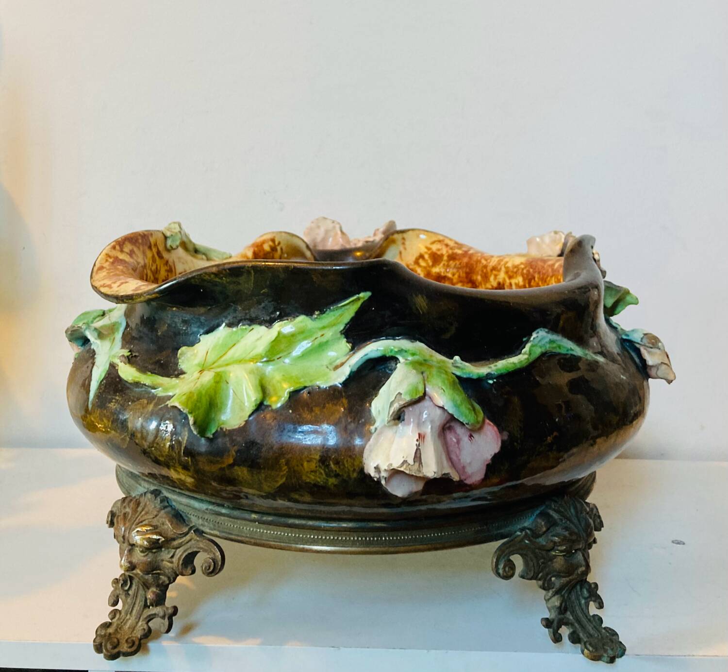 Cache pot, Napoleon III jardinière from the 19th century in barbotine and bronze.