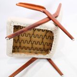 Fauteuil fabriqué en bois foncé poli et tissu clair par Arne Hovmand-Olsen des années 1960