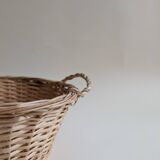 Round wicker basket in light wood