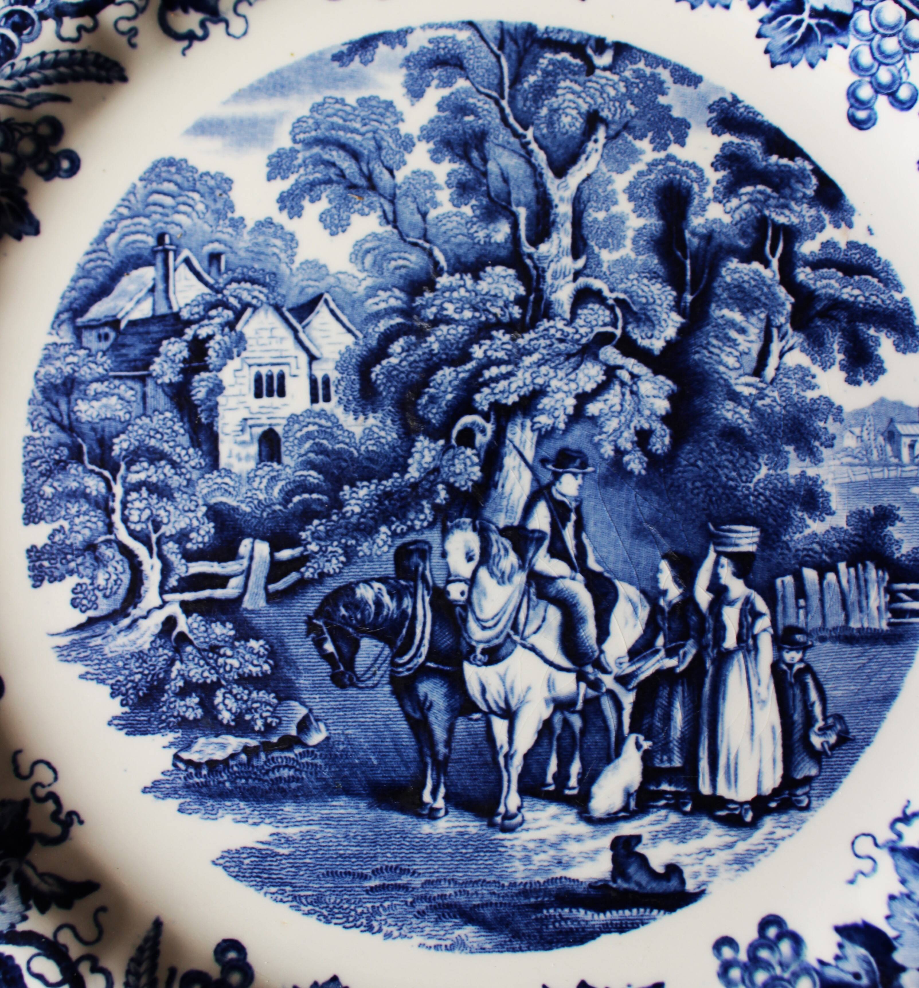 Plat rond festonné bleu faïence anglaise raisins