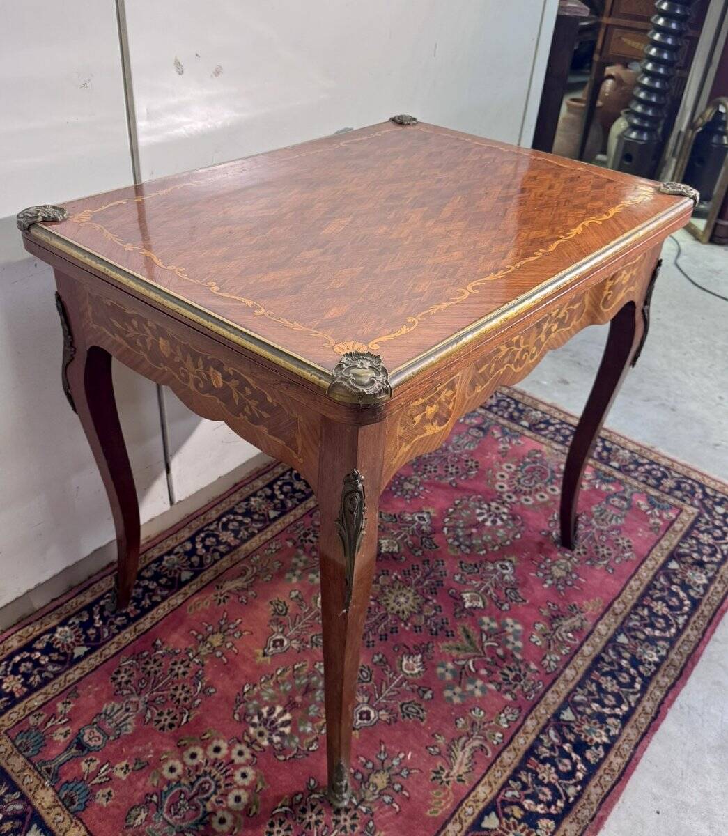 Table à jeu en marqueterie de style louis XV époque fin XIXeme