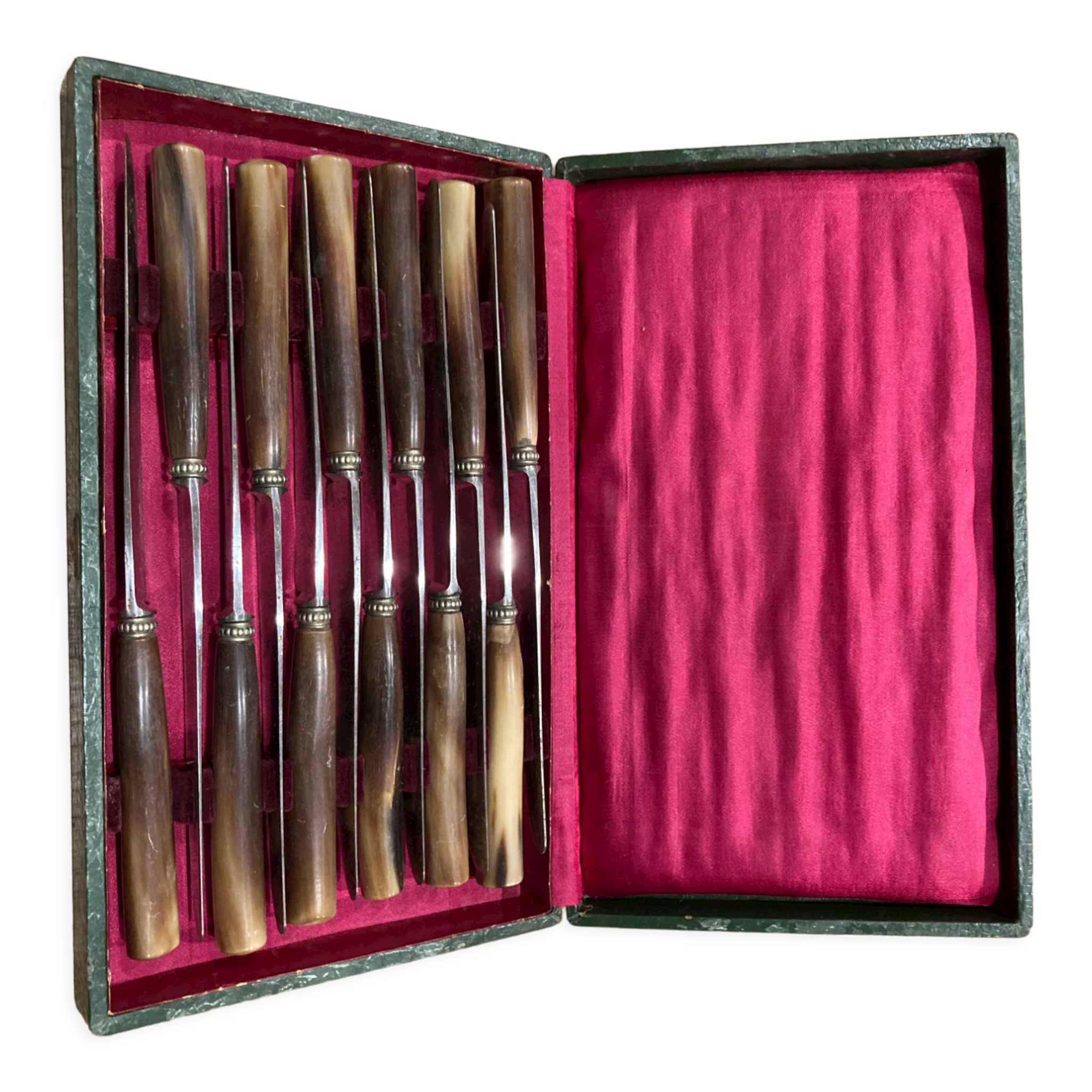 Box of 12 horn-handled knives