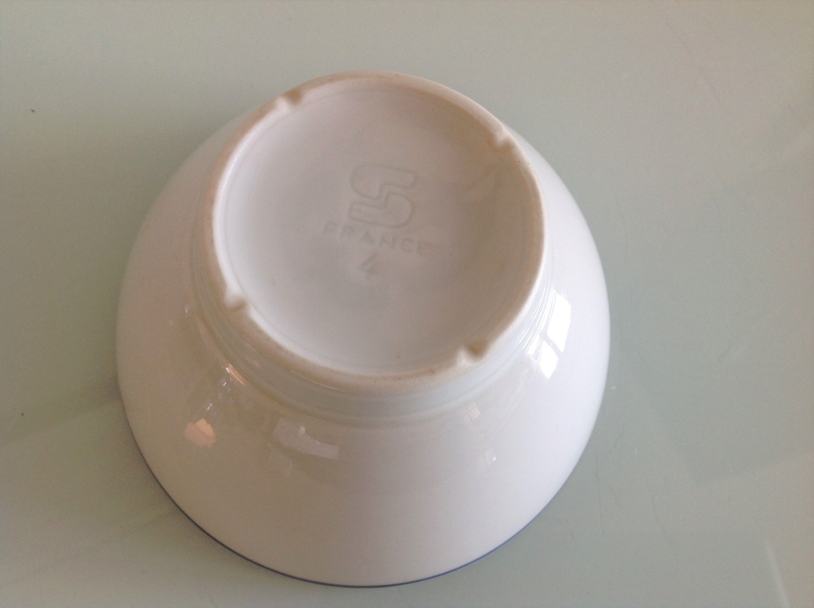 White bowl with blue border of the faienceries of Sarreguemines