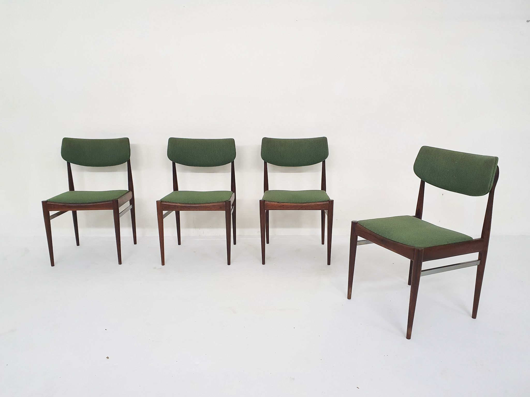 Ensemble de quatre chaises de salle à manger AWA en palissandre, Pays-Bas des années 1960