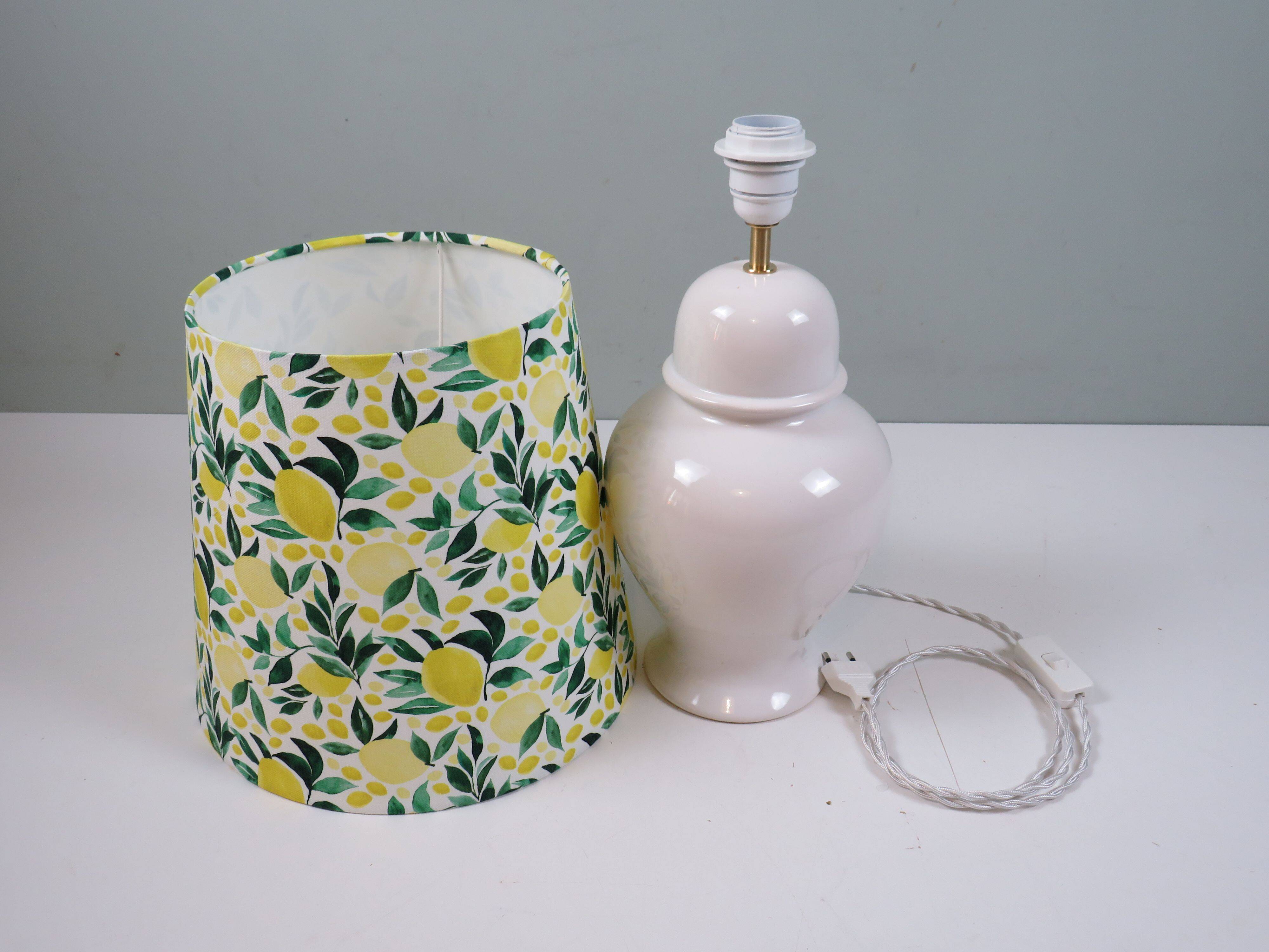 Lampe vintage en céramique blanche avec abat-jour citron, sur mesure