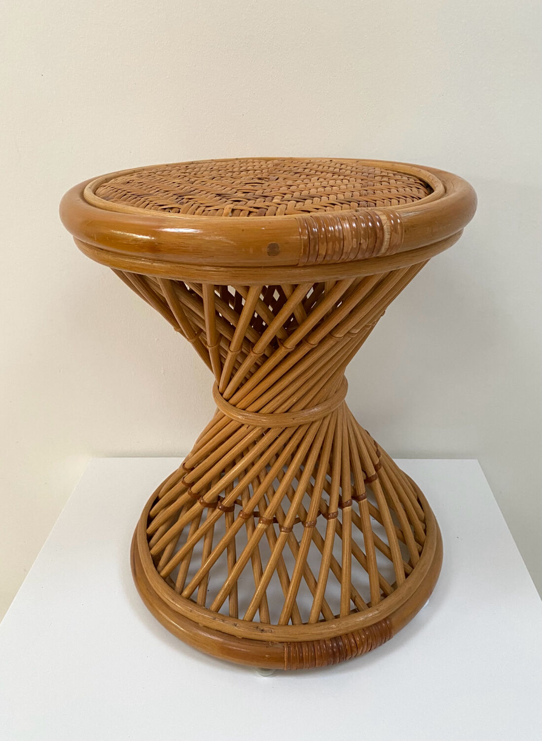 Rattan harness diabolo stool