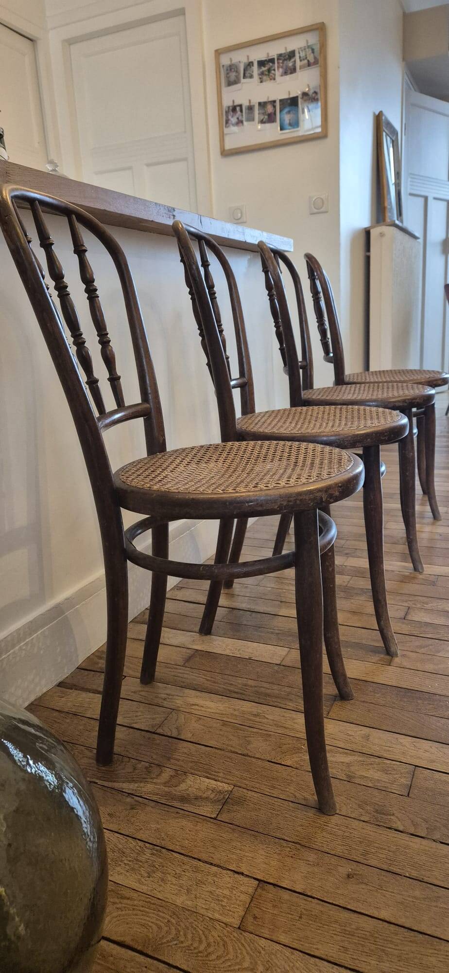 Lot de 4 chaises signées Thonet avec cannage