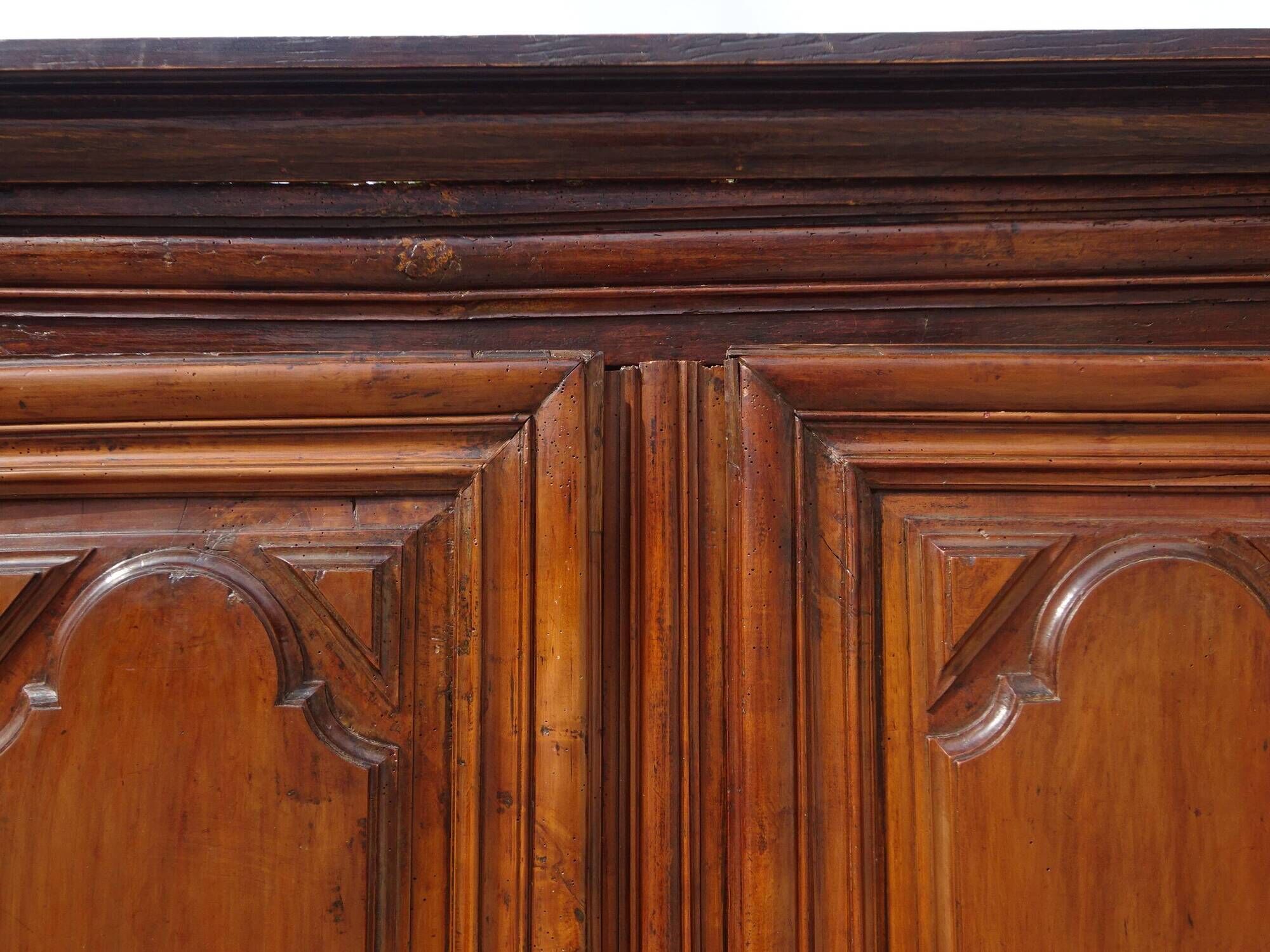 Ancienne armoire Louis XIII en noyer massif
