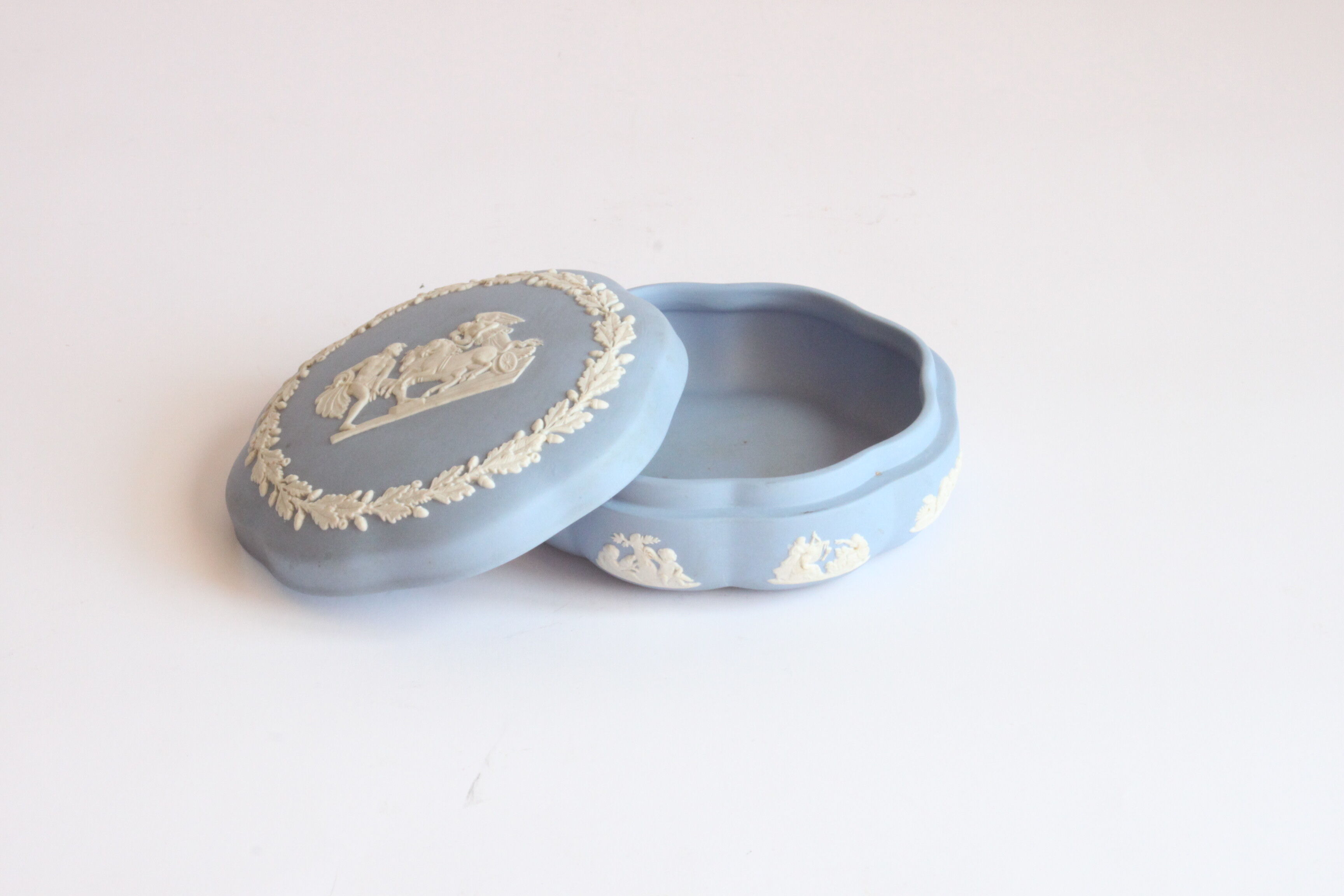 Wedgwood jasperware blue bonbonniere box, UK 1950s.