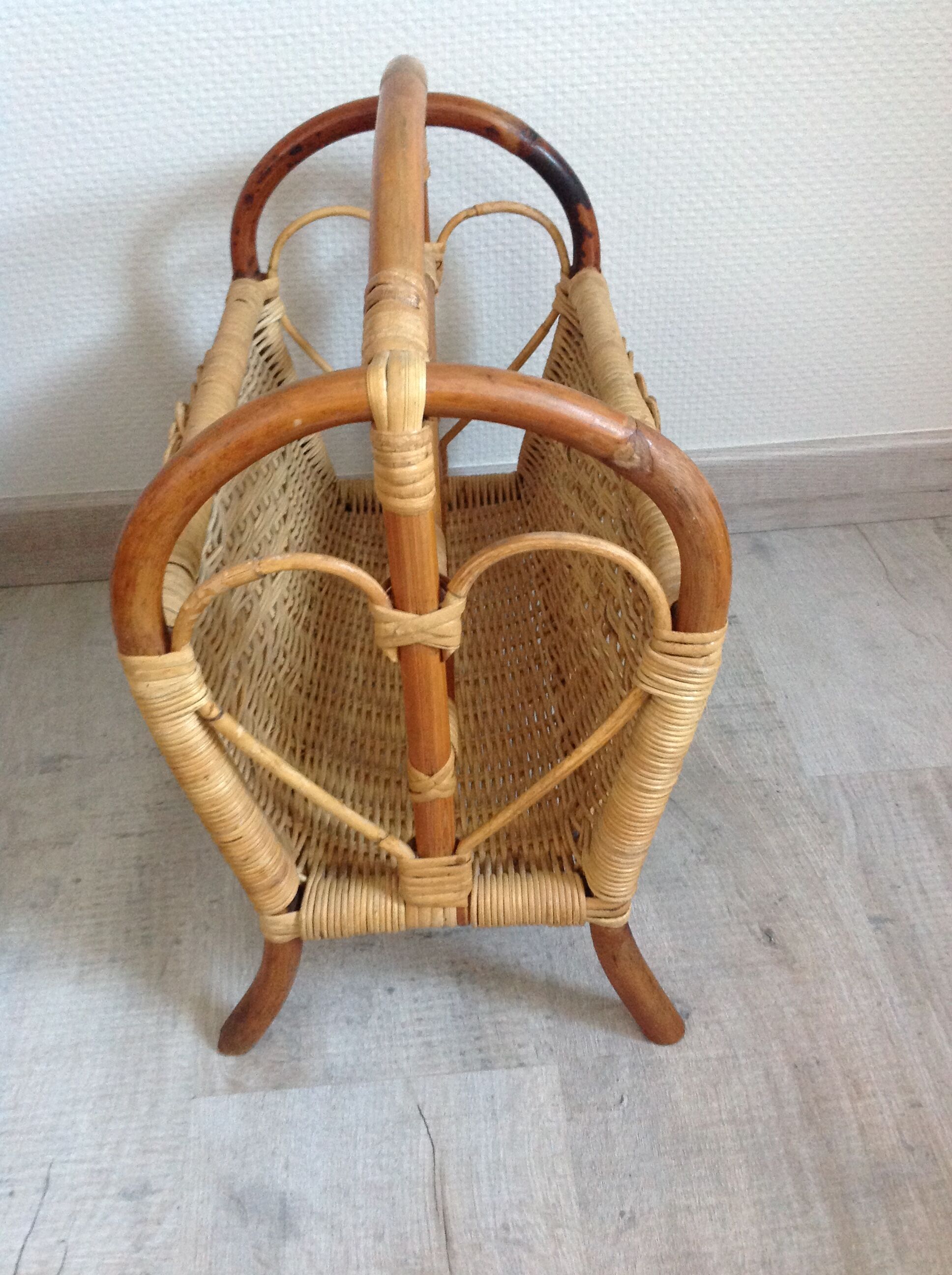 Magazine holder in rattan and braided wicker / vintage 60s-70s