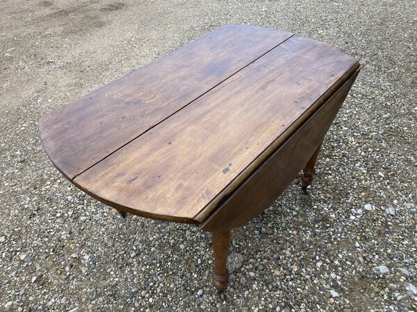 Table ronde en noyer de 130 cm de diamètre .