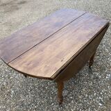 Table ronde en noyer de 130 cm de diamètre .