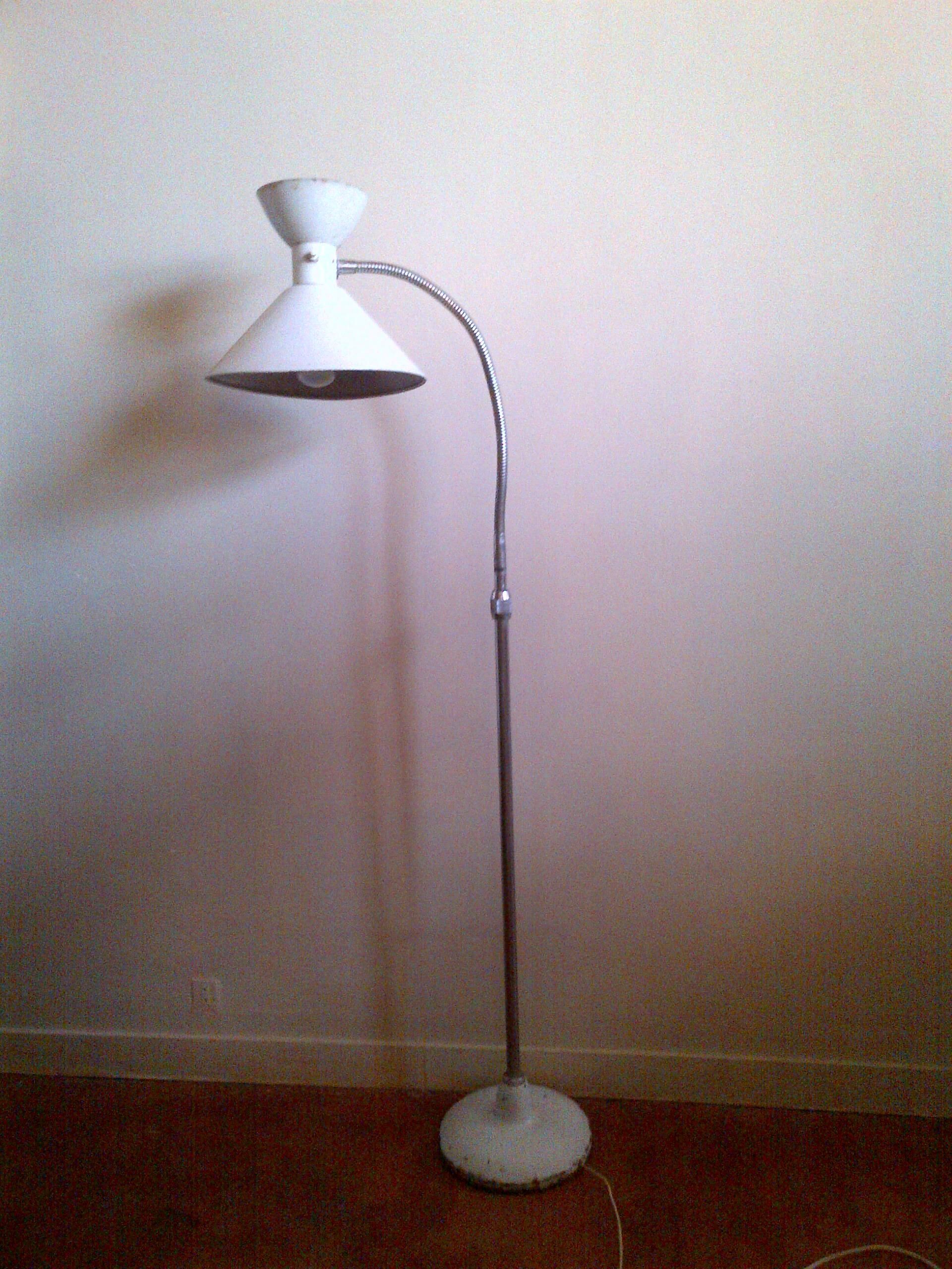 Lamppost casserole has double chalk white lacquered metal fire
